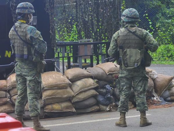 La Fiscalía General del Estado (FGE) y la Policía detuvieron a 16 militares y cinco civiles en una serie de allanamientos coordinados en varias provincias del país.