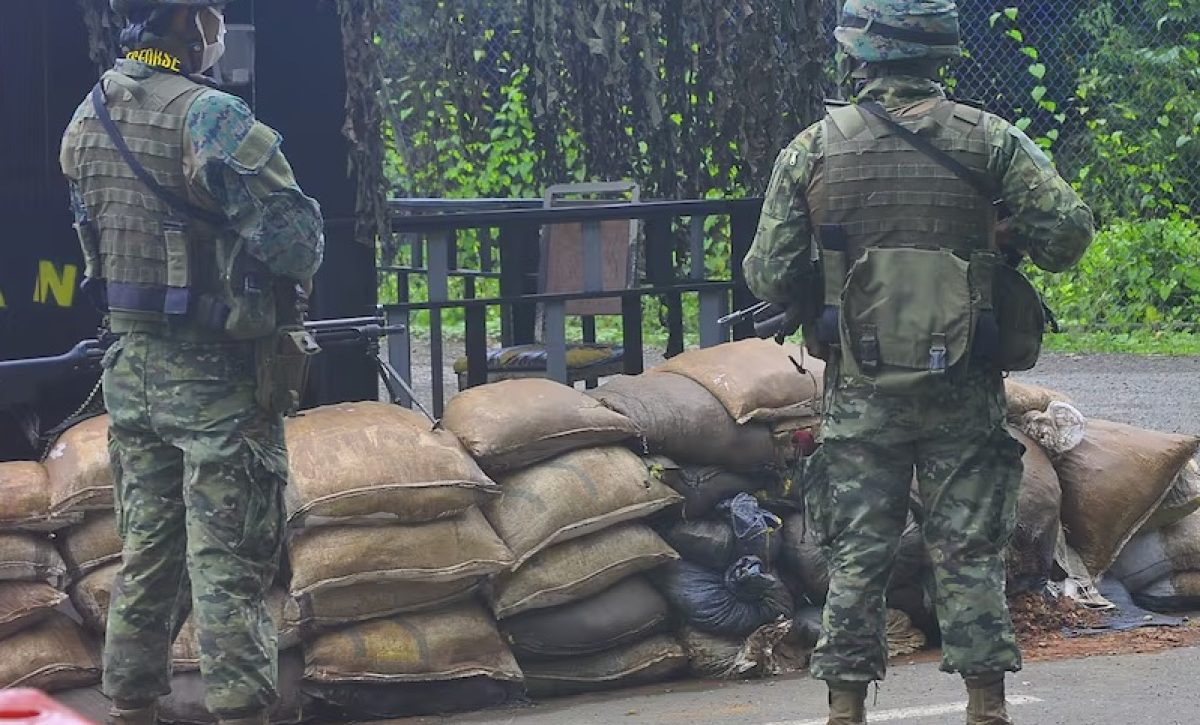 La Fiscalía General del Estado (FGE) y la Policía detuvieron a 16 militares y cinco civiles en una serie de allanamientos coordinados en varias provincias del país.
