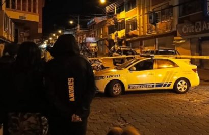 La Policía Nacional abrió una línea de investigación tras el hallazgo de panfletos con amenazas en la escena de un doble crimen.