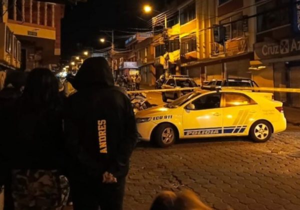La Policía Nacional abrió una línea de investigación tras el hallazgo de panfletos con amenazas en la escena de un doble crimen.
