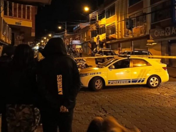 La Policía Nacional abrió una línea de investigación tras el hallazgo de panfletos con amenazas en la escena de un doble crimen.