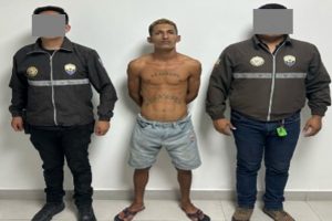 La Policía Nacional capturó a Yendry Adrián Macías Lino, presunto implicado en la masacre dentro de una urbanización en Manta.