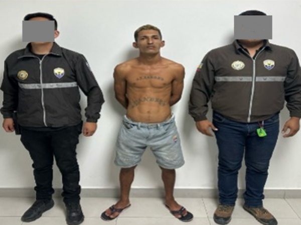 La Policía Nacional capturó a Yendry Adrián Macías Lino, presunto implicado en la masacre dentro de una urbanización en Manta.