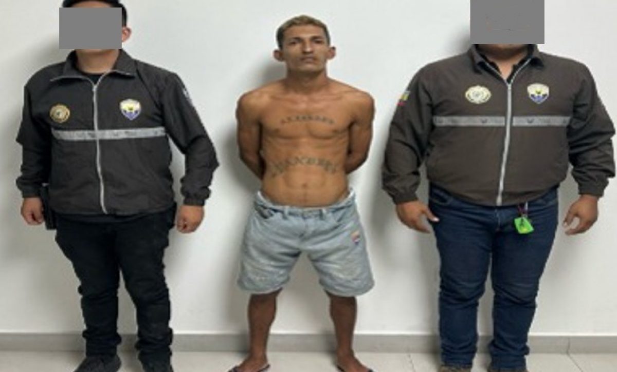 La Policía Nacional capturó a Yendry Adrián Macías Lino, presunto implicado en la masacre dentro de una urbanización en Manta.