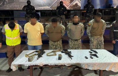 La Policía Nacional detuvo a cuatro militares ecuatorianos y a un civil por su presunta participación en el ingreso de 429 kilos de cocaína, en un contenedor.