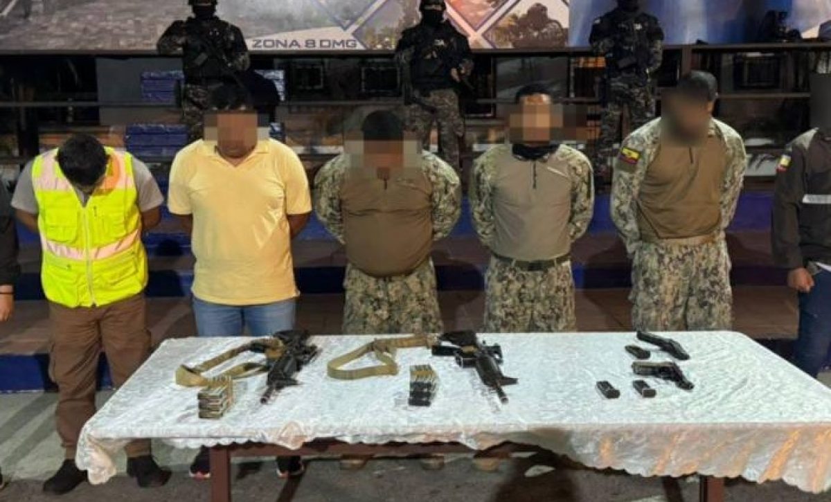 La Policía Nacional detuvo a cuatro militares ecuatorianos y a un civil por su presunta participación en el ingreso de 429 kilos de cocaína, en un contenedor.