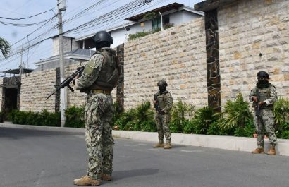 La Policía Nacional ejecutó un operativo en el barrio San Agustín de Manta, en la provincia de Manabí, este jueves 10 de abril.