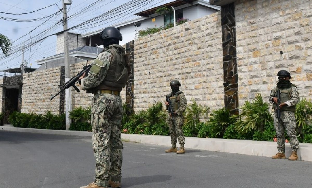 La Policía Nacional ejecutó un operativo en el barrio San Agustín de Manta, en la provincia de Manabí, este jueves 10 de abril.