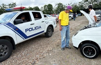 La Policía Nacional realiza controles en la feria de autos usados en Santo Domingo, ubicada en el kilómetro 7 de la vía a La Concordia.