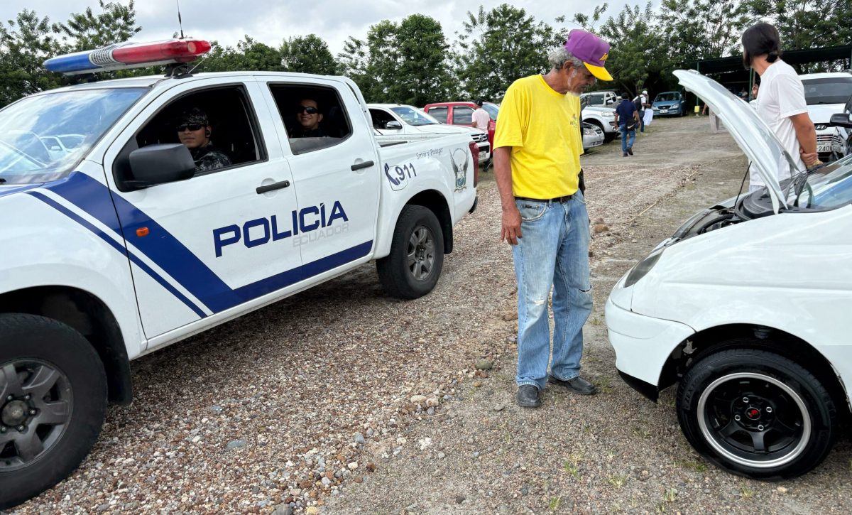 La Policía Nacional realiza controles en la feria de autos usados en Santo Domingo, ubicada en el kilómetro 7 de la vía a La Concordia.