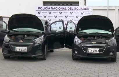 La Policía Nacional retuvo dos vehículos idénticos, del mismo modelo, color y con la misma placa, en el suburbio de Guayaquil.
