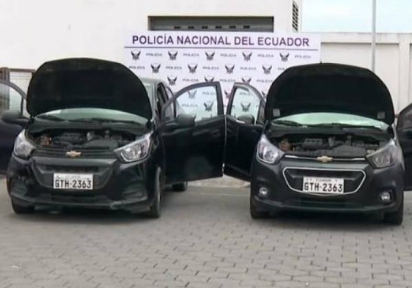 La Policía Nacional retuvo dos vehículos idénticos, del mismo modelo, color y con la misma placa, en el suburbio de Guayaquil.