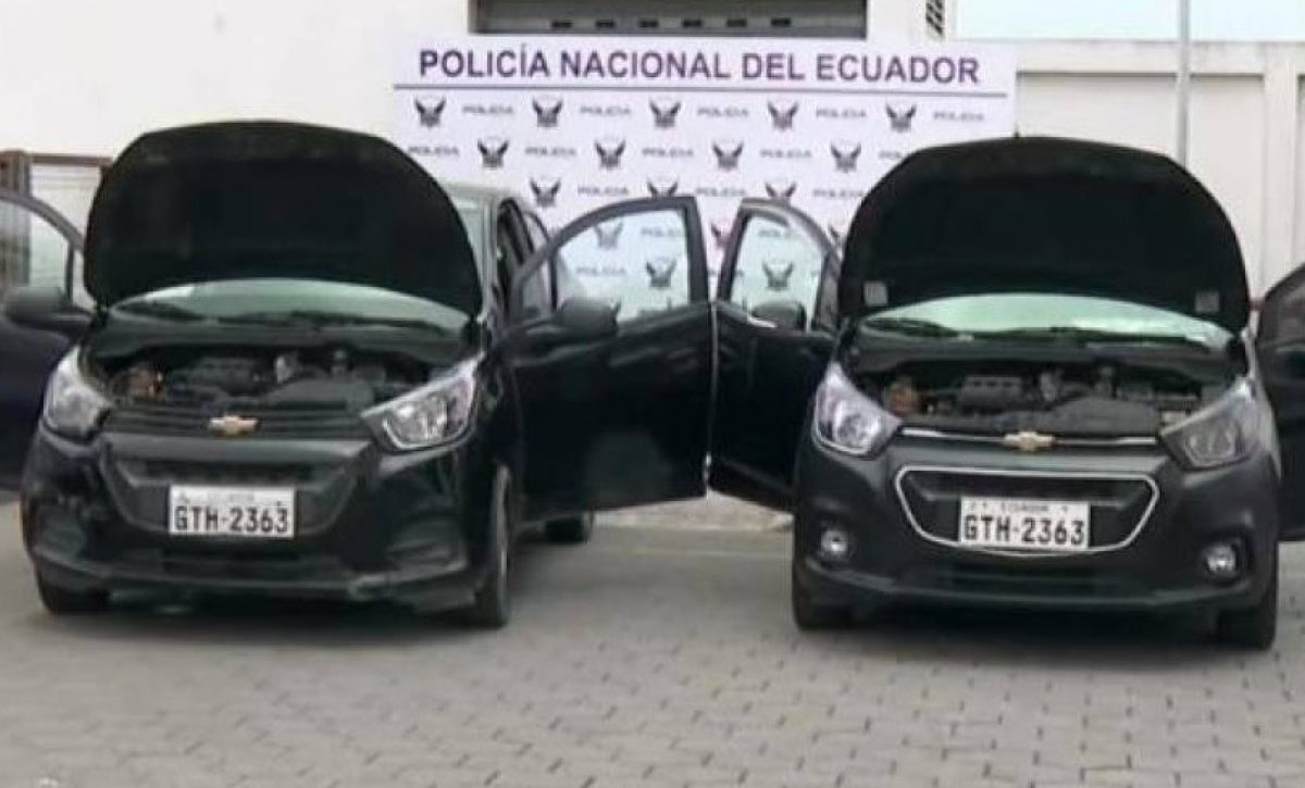 La Policía Nacional retuvo dos vehículos idénticos, del mismo modelo, color y con la misma placa, en el suburbio de Guayaquil.