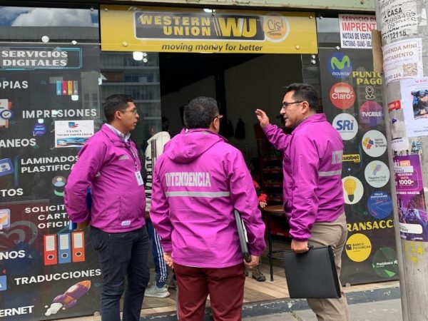La Policía Nacional y el Registro Civil ejecutaron operativos de control en Quito, en las agencias de Amazonas y Naciones Unidas.