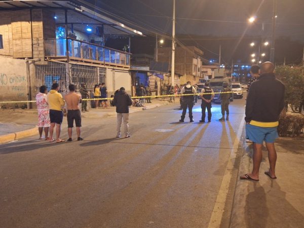 La Policía acordonó la escena del crímen para realizar el levantamiento del cuerpo.