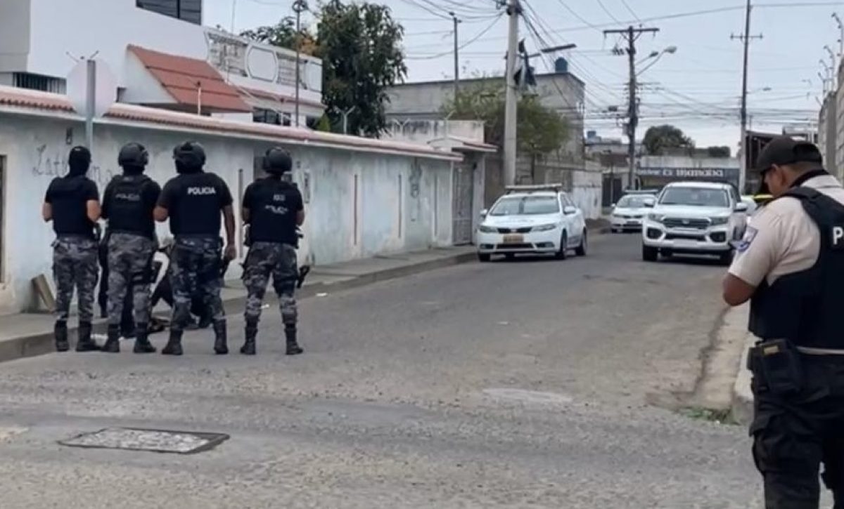 La Policía del cantón Durán respondió a una alerta ciudadana que reportó el hallazgo de fundas de regalo con restos humanos.