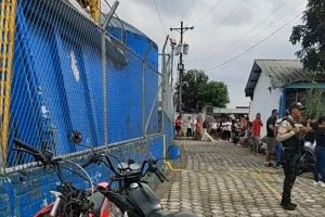 La Policía llegó al lugar para investigar las causas de la muerte de los tres obreros.