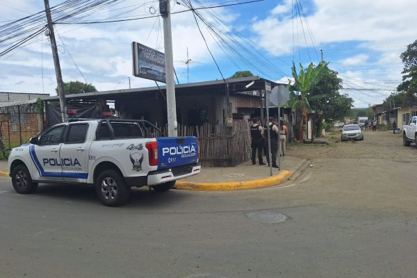 La Policía llegó hasta el taller donde ocuerrió el ataque armado que dejó dos heridos.