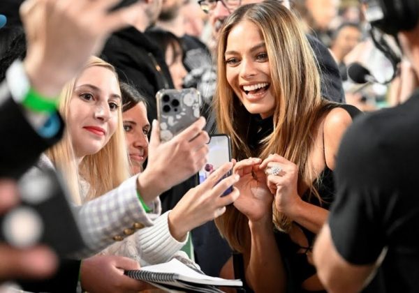 La actriz australiana Margot Robbie protagonizó un emotivo momento al comunicarse en lenguaje de señas con un fan.