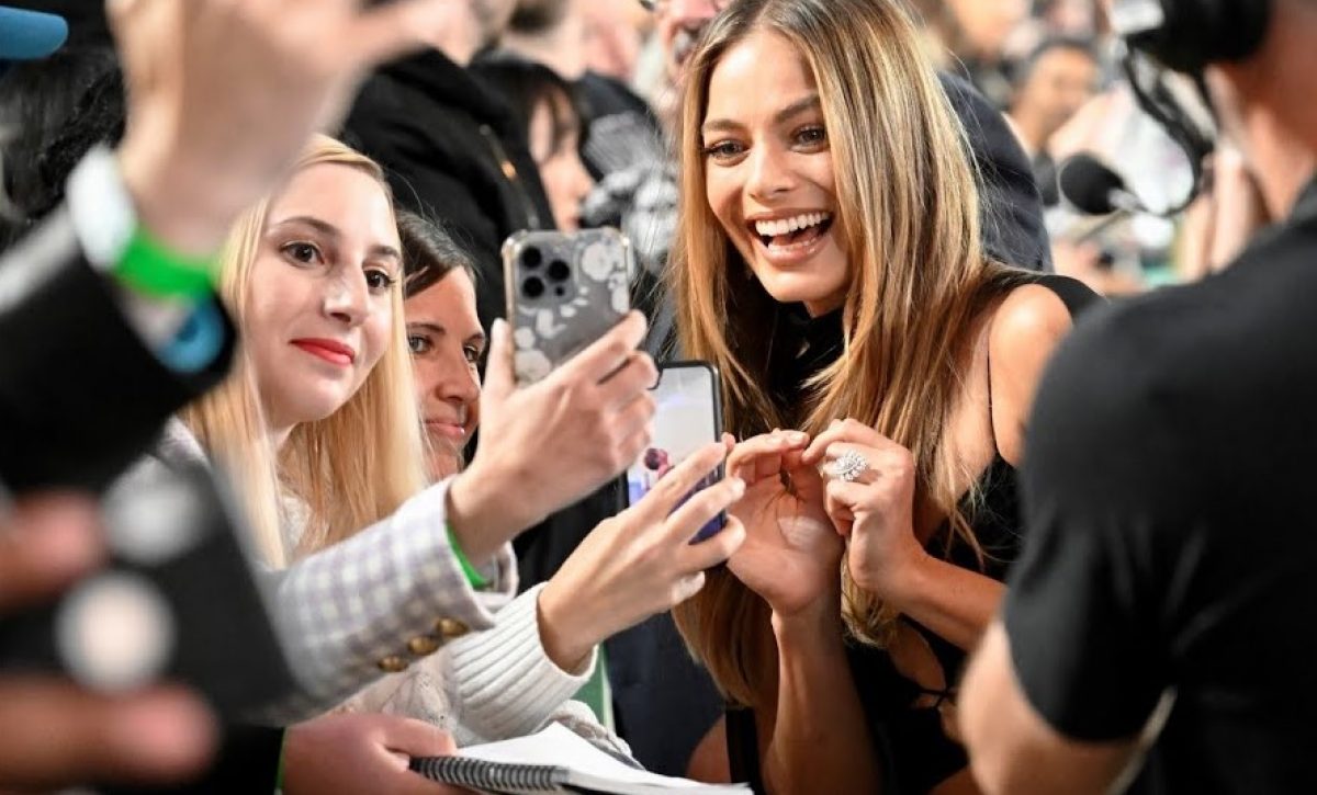 La actriz australiana Margot Robbie protagonizó un emotivo momento al comunicarse en lenguaje de señas con un fan.