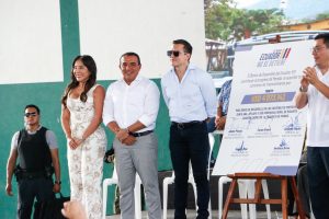 La alcaldesa Ángela Plúa recibiendo el cheque del crédito durante la visita del presidente Daniel Noboa.