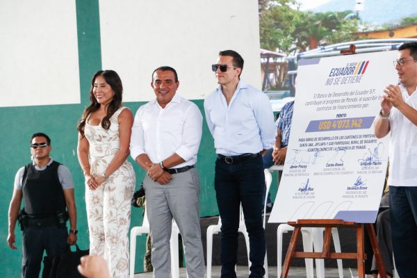 La alcaldesa Ángela Plúa recibiendo el cheque del crédito durante la visita del presidente Daniel Noboa.