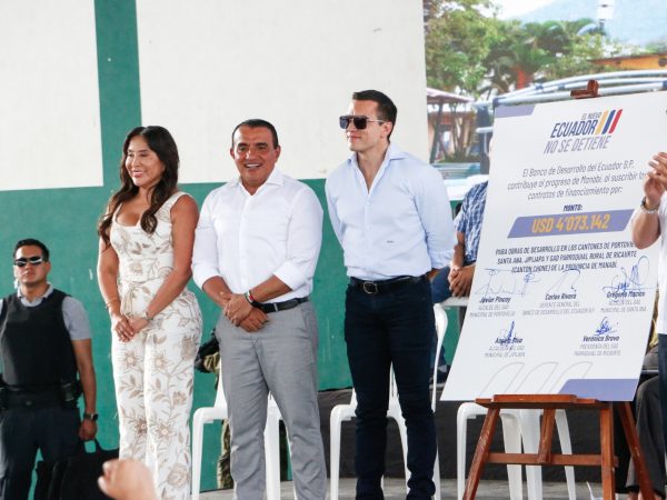 La alcaldesa Ángela Plúa recibiendo el cheque del crédito durante la visita del presidente Daniel Noboa.