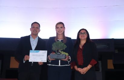 La alcaldesa de Manta, Marciana Valdivieso, recibió el premio.