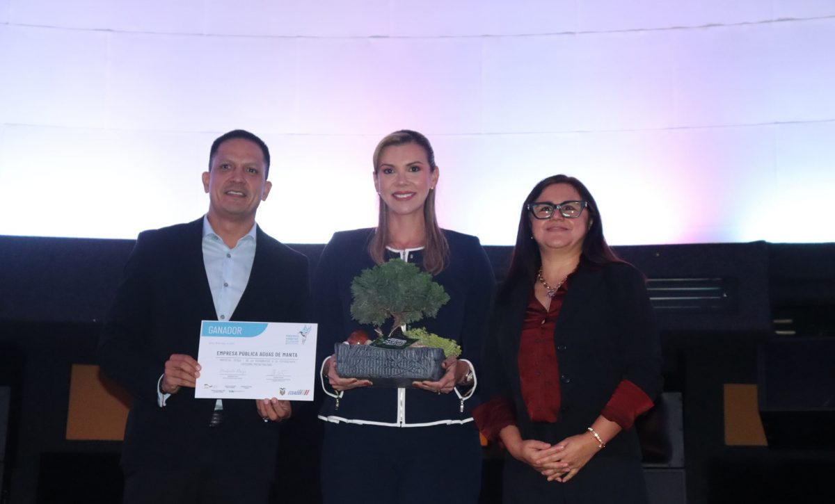 La alcaldesa de Manta, Marciana Valdivieso, recibió el premio.