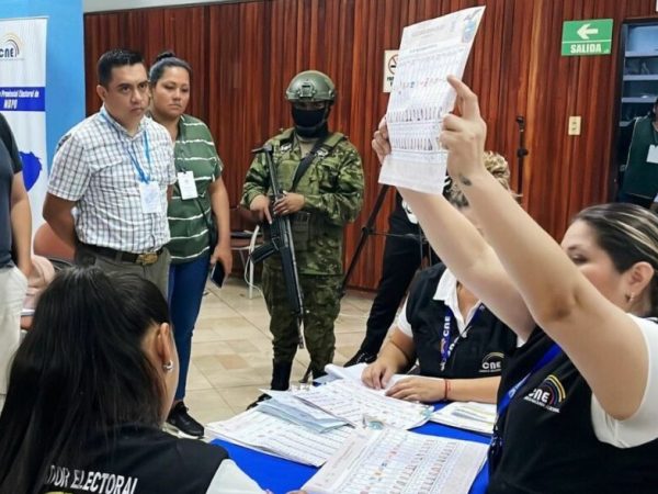 La alianza Revolución Ciudadana-RETO presentó nuevos reclamos ante el Consejo Nacional Electoral (CNE).