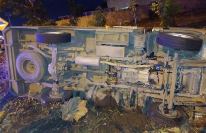 La ambulancia volcada resultó con daños materiales, mientras que sus ocupantes fueron atendidos por paramédicos.