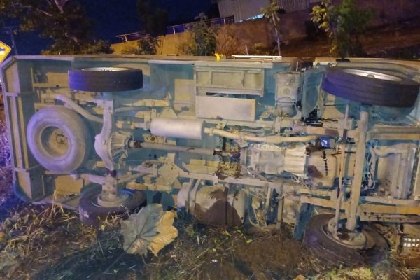 La ambulancia volcada resultó con daños materiales, mientras que sus ocupantes fueron atendidos por paramédicos.