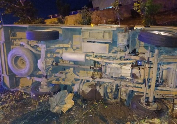 La ambulancia volcada resultó con daños materiales, mientras que sus ocupantes fueron atendidos por paramédicos.