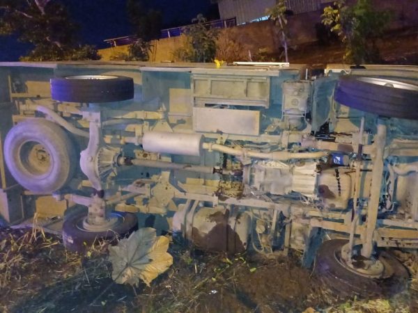 La ambulancia volcada resultó con daños materiales, mientras que sus ocupantes fueron atendidos por paramédicos.