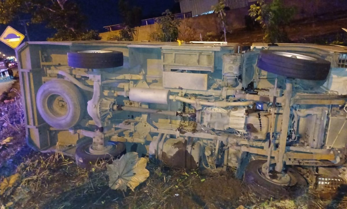 La ambulancia volcada resultó con daños materiales, mientras que sus ocupantes fueron atendidos por paramédicos.