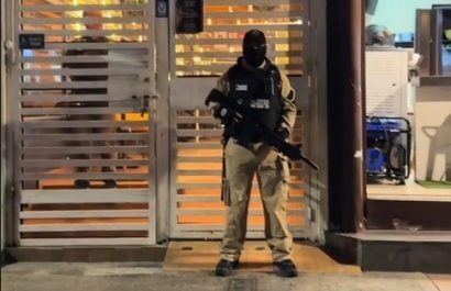 La cadena de restaurantes Rukito, en Guayaquil, ha implementado guardias armados, algunos equipados con fusiles, para seguridad de sus clientes.