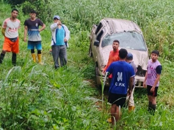 La camioneta quedó destruida luego de caer por un abismo de 30 metros.