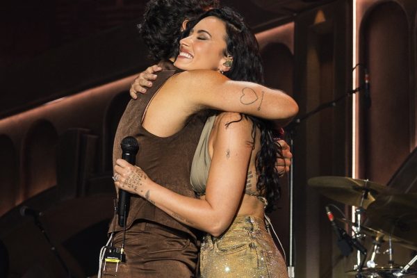 La cantante Demi Lovato junto al Joe Jonas durante el concierto en New Jersey. FOTO: ddlovato (Instagram).