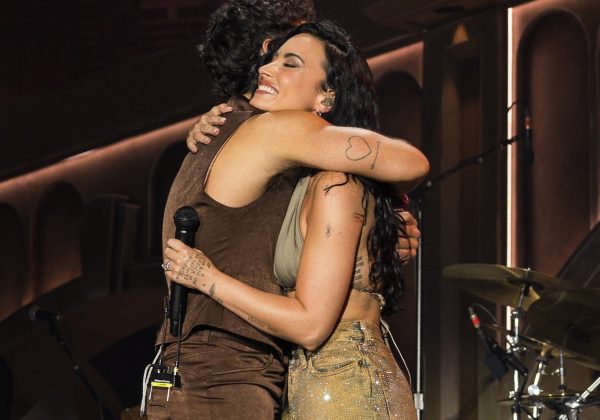 La cantante Demi Lovato junto al Joe Jonas durante el concierto en New Jersey. FOTO: ddlovato (Instagram).