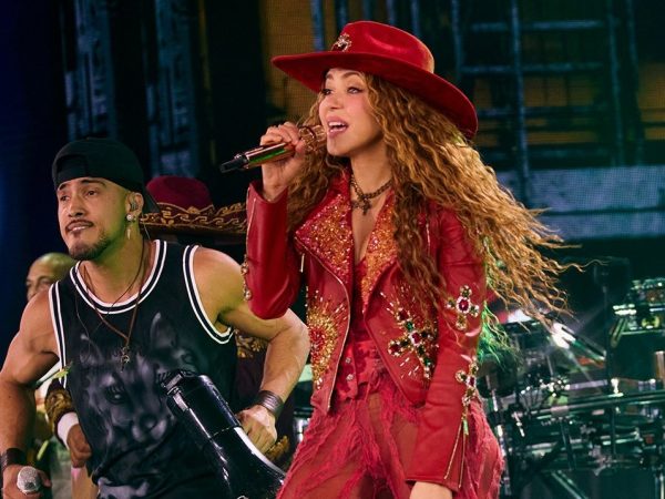 La cantante colombiana Shakira anunció un concierto en Ecuador como parte de su gira mundial Las Mujeres Ya No Lloran.