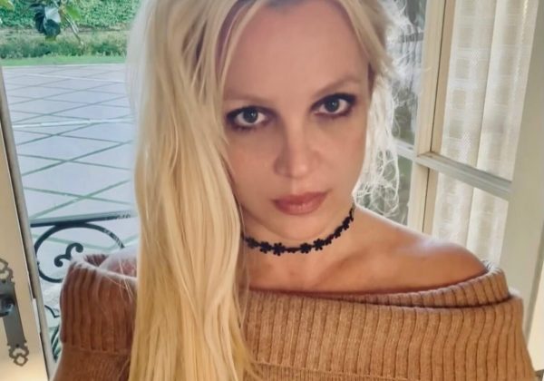 La cantante estadounidense Britney Spears desmintió que haya adoptado a una niña.