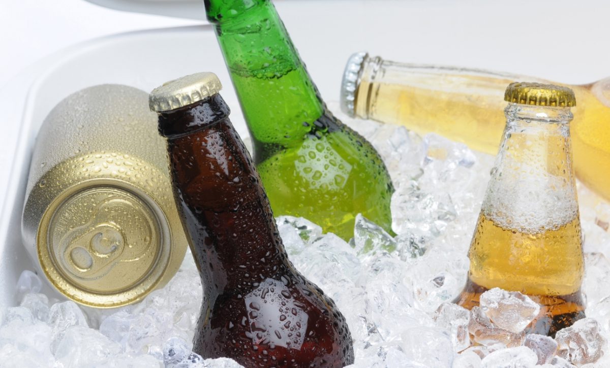 ¿La cerveza sabe mejor en botella que en lata? Esto dice la ciencia sobre esta percepción humana