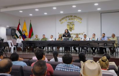 La cita estuvo encabezada por la gobernadora de Manabí, Aurora Valle, y la alcaldesa Ángela Plúa.