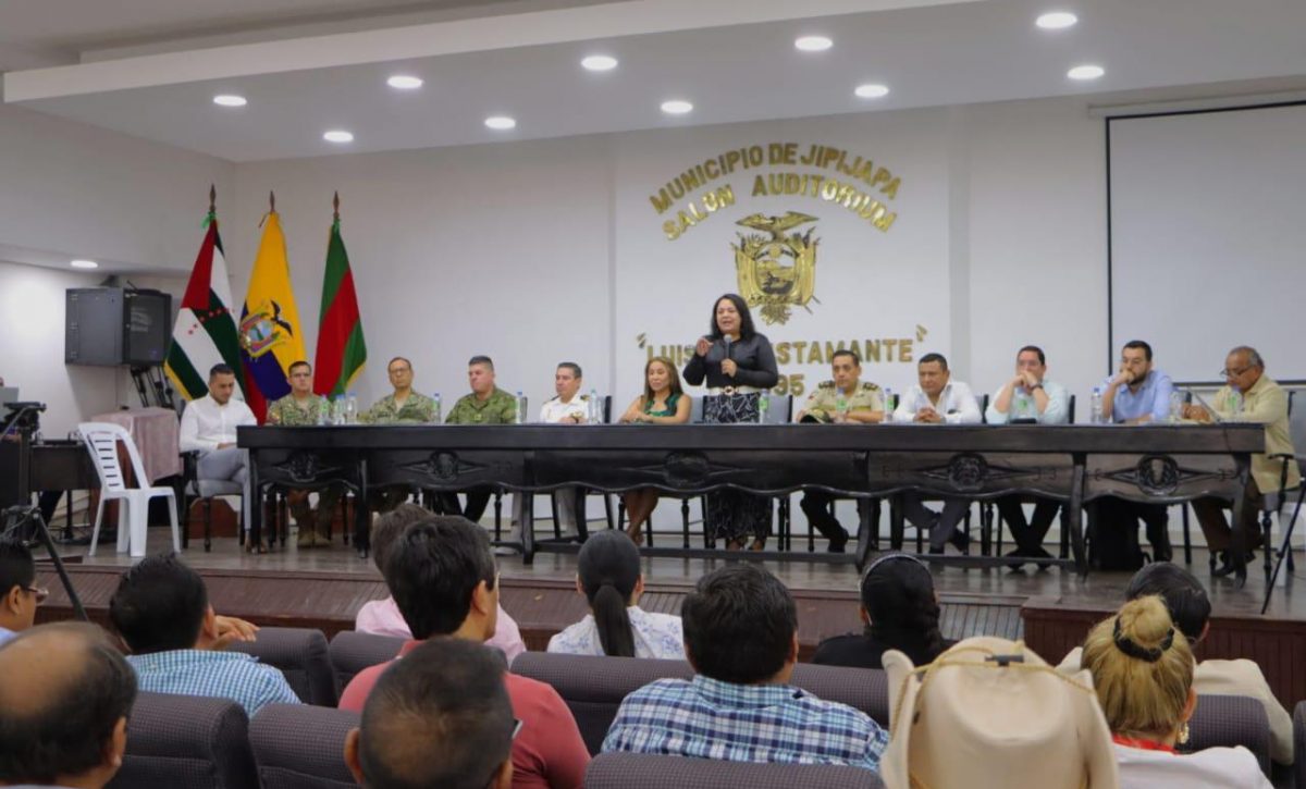 La cita estuvo encabezada por la gobernadora de Manabí, Aurora Valle, y la alcaldesa Ángela Plúa.