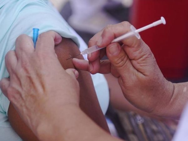 La ciudadela San Alejo, en Portoviejo, enfrenta una creciente preocupación por un brote de tosferina, según las autoridades.