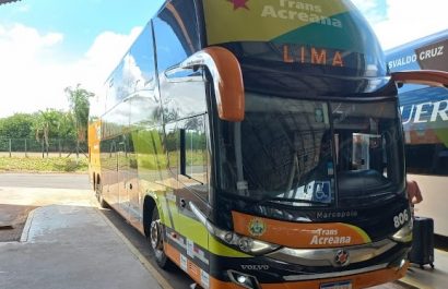 La empresa brasileña Trans Acreana opera el viaje en bus más largo del mundo, un recorrido de 6.035 kilómetros que une Lima, Perú, con Río de Janeiro, Brasil.