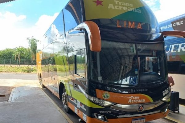 La empresa brasileña Trans Acreana opera el viaje en bus más largo del mundo, un recorrido de 6.035 kilómetros que une Lima, Perú, con Río de Janeiro, Brasil.