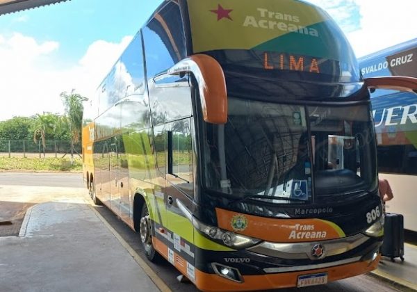 La empresa brasileña Trans Acreana opera el viaje en bus más largo del mundo, un recorrido de 6.035 kilómetros que une Lima, Perú, con Río de Janeiro, Brasil.