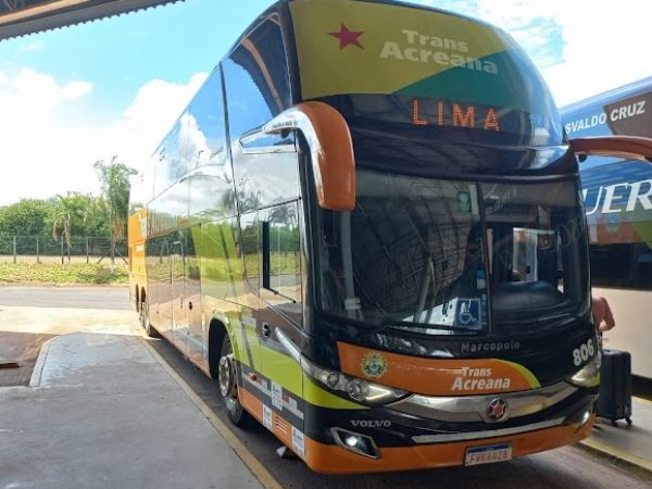 La empresa brasileña Trans Acreana opera el viaje en bus más largo del mundo, un recorrido de 6.035 kilómetros que une Lima, Perú, con Río de Janeiro, Brasil.