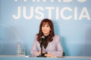 La expresidenta argentina Cristina Fernández pide a la Justicia que aclare si puede salir al balcón